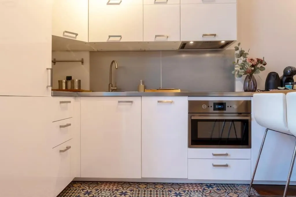- 10 Min Duomo- M3 - Urban Retreat Apartment Milan