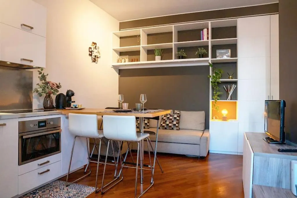 - 10 Min Duomo- M3 - Urban Retreat Apartment Milan Italy
