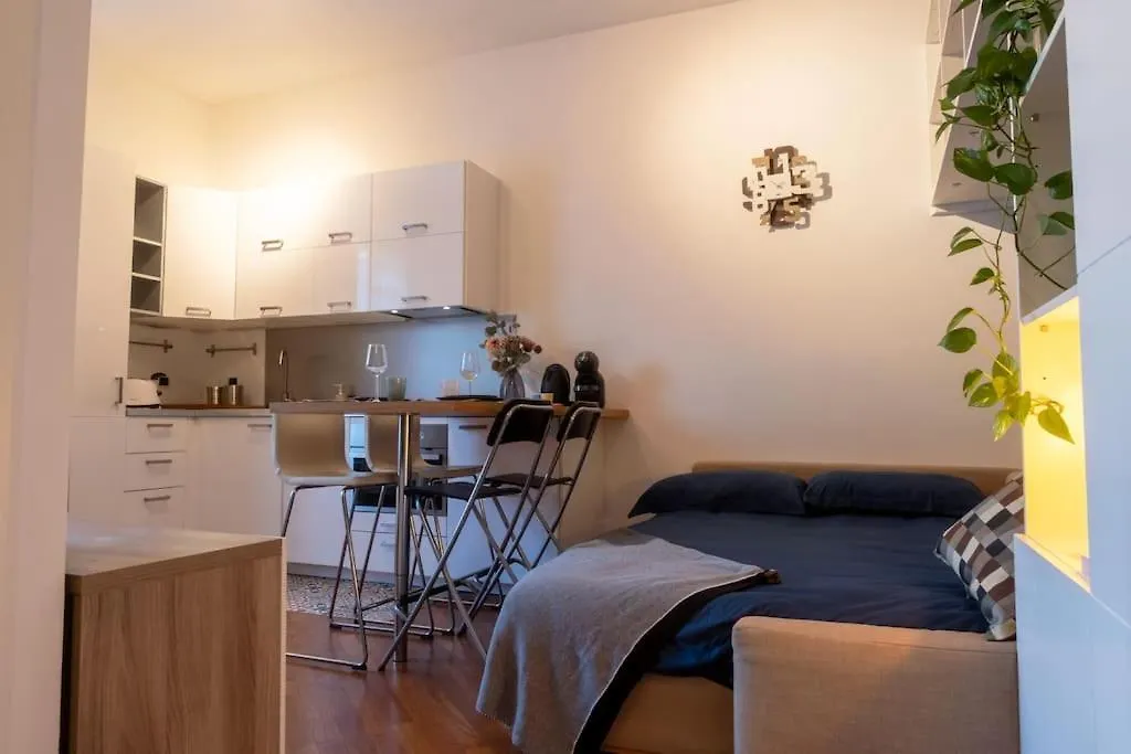 - 10 Min Duomo- M3 - Urban Retreat Apartment Milan Italy