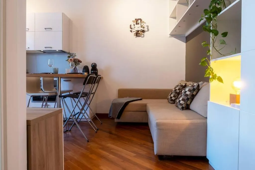 - 10 Min Duomo- M3 - Urban Retreat Apartment Milan Italy